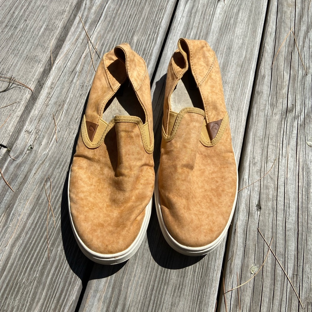 OluKai Pehuea Plant Dyed